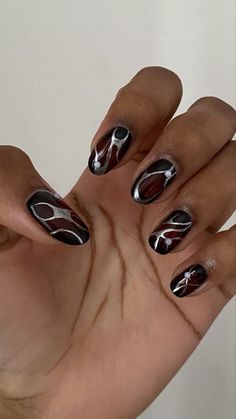 Black And Chrome Nails Short, Red Black Nails Short, Dark Chrome Nails Short, Black And Silver Short Nails, Black Nail Art Gothic, Black And Silver Nails Short, Black And Dark Red Nails, Gothic Short Nails, Red Black And Silver Nails