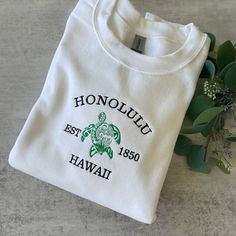 Hawaii Embroidery Sweatshirt, Beach Vibe Clothing, Sweatshirt Fits Aesthetic, Preppy Wardrobe Summer, Sun Kissed Coconut Sweatshirt, Cute Aesthetic Sweatshirts, Cute Trendy Shirts, Back Of Sweatshirt Designs, Embroidered Clothes Sweatshirts & Hoodies