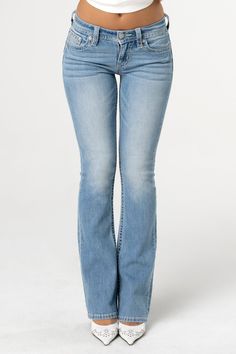 Discover stylish mid rise bootcut jeans for women, perfect for any outfit. Shop the latest in bootcut jeans now! Bootcut Jeans For Women, Denim Jeans For Women, Mid Rise Bootcut Jeans, Hello Kit, Stockholm Style, 2000s Fashion Outfits, Stockholm Fashion, Simple Trendy Outfits, Dolce E Gabbana