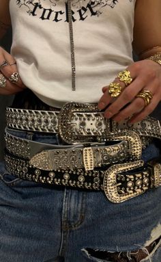 Stacked Belts Outfit, Chunky Belts Y2k, Belt Stacking, Stacked Belts, Y2k Shoot, Y2k Fall Fashion, Belts Y2k, Belt Aesthetic