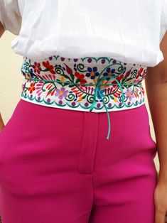 Mexican Embroidered Belt Outfit, Mexican Sash Belts, Mexican Chic Fashion Outfits, Mexican Embroidered Belt, Embroidered Waist Belt, Hand Embroidery Fabric, Mexican Blouses Embroidery, Mexican Clothing Style, Mexican Belt