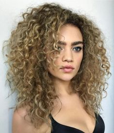 Medium Layered Curly Bronde Hairstyle Kręcony Bob, Short Layered Curly Hair, Layered Curly Haircuts, Trendy We Fryzurach, Layered Curly Hair, Framing Layers, Layered Hairstyles, Wavy Haircuts, Haircuts For Curly Hair