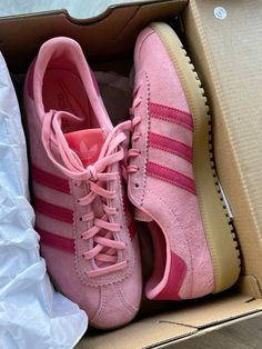 #adidas #adidasshoeswomen Pink Adidas Shoes, Pretty Sneakers, Dr Shoes, Preppy Shoes, Pretty Shoes Sneakers, Fresh Shoes, Girly Shoes