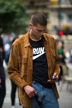 The strongest street style at London Collections Men S/S '17: 17 Font, Shacket Street Style, Jean Jacket Men, Jeans Collection, Men Street, Denim Jacket Men, Moda Vintage, Cool Street Fashion, Men Looks