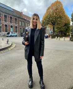 Leather Blazer And Leggings Outfit, Long Black Leather Blazer Outfit, Leather Blazer Outfit Work, Blazer Piel Outfit, Black Ankle Boots Outfit, Outfit Botas, Oversize Outfit, Outfits New York