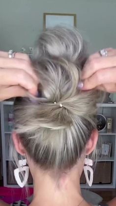 Hair In A Clip, Ponytail Updos, Fine Hair Updo, Short Hair Updo Tutorial, Hair Updos Tutorials, Short Hair Up, Hair Hack, Ponytail Updo