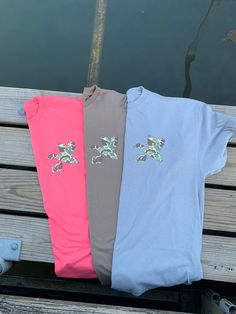 Coastal Co. Designs retro Duck camo shirt! Cowgirl Tattoos, Country Fits, Duck T Shirt, Casual Country Outfits, Western Clothes, Ducks Unlimited, Western Vibes, Blue Shirts, Stylist Outfit