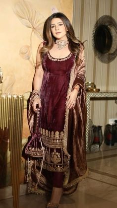 Punjabi Wedding Suit, Velvet Suit Design, Velvet Dress Designs, Salwar Kamiz, Indian Dresses Traditional, Traditional Indian Outfits, Designer Kurtis, Maroon Dress