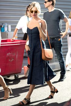 Sienna Miller in a navy dress with tan sunglasses, a Mansur Gavriel purse and black sandals Walking, Ideias Fashion, A Woman, Slip Dress, Blazer