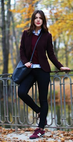 Outfits cómodos para ir a clases en invierno – vestiloblog Colourful Smart Casual Women, Sneakers Outfit Work, Tennis Shoes Outfit, Burgundy Blazer, Burgundy Fashion, Mode Casual, Elegante Casual, Sneakers Outfit