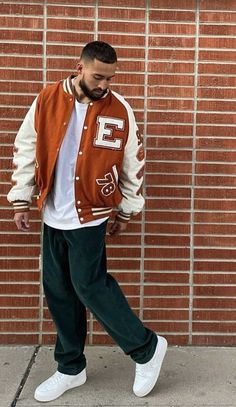 Macho Moda - Blog de Moda Masculina: O que tá NA MODA pro OUTONO? Tendências MODA MASCULINA 2022 Baseball Jacket Outfit Men, Chelsea Boots And Jeans, Varsity Jacket Outfit Mens, Outfit Ideas Red, Red Varsity Jacket, Baseball Jacket Outfit, Destroyed T Shirt, Boots And Jeans