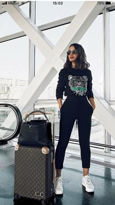 Casual Airport Outfit, Airport Chic, Perfect Travel Outfit, Airplane Outfits, Fashion Travel Outfit, Chique Outfit, Travel Snacks, Athleisure Trend, Skandinavian Fashion