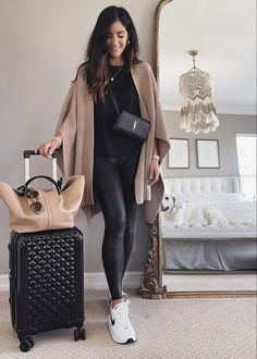 Chic Travel Style, Airport Outfit Spring, Stylin By Aylin, Airport Chic, Vacation Attire, Chic Travel Outfit, Comfortable Travel Outfit, Airport Travel Outfits