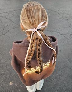 summer hair fun braids inspo Cute Down Braided Hairstyles, Blonde Girl Hairstyles, Preppy Fall Hairstyles, Preppy Hair Styles, Hair Styles With Bow, Filler Photo Ideas, Hairstyles Bows, Summer Hair Ideas, Braids Blonde