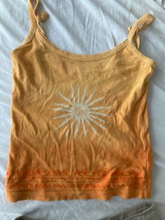 Sublime Aesthetic Outfit, Sun Aesthetic Outfit, Earthy Tops, Orange Clothes Aesthetic, 70s Tops Women, Hippie Summer Outfits, Hippie Fits, Hippie Shoes, Hippie Tank Tops