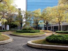 the courtyard is surrounded by trees and bushes