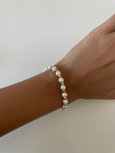 super cute, cute design, great for layering or wearing alone, includes gold beads and pearl beads Bracelet Business, Girl Essentials, Pearl Beaded Bracelet, Summer Jewellery, Golden Pearl, Beaded Jewelry Necklaces, Bracelets Design, Cute Cute, Studio City