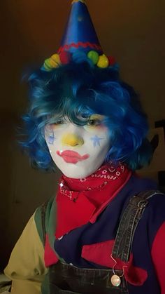 Clowncore Hairstyles, How To Make A Clown Hat, Clown Core Clothes, Clowncore Drawing, Clown Bedroom, Clown Fursona, Clowns Aesthetic, Clown Outfit Aesthetic, Clown Core Fashion