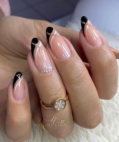 Design criativo de unhas / Unhas decoradas sofisticadas / Unhas de gel duradouras / Unhas amendoadas elegantes / Unhas contemporâneas / Unhas vintage elegantes / Unhas discretas refinadas / Unhas pretas impactantes / Unhas brancas minimalistas / Unhas coloridas vibrantes / Unhas vermelhas icônicas / Unhas azuis deslumbrantes / Unhas rosa delicadas / Unhas roxas glamourosas / Unhas verdes revitalizantes / Unhas amarelas radiantes / Unhas laranjas vibrantes / Unhas longas estilizadas / Unhas curtas práticas / Manicure artística criativa / Arte nas unhas precisa / Tendências atuais em manicure / Cuidados essenciais unhas / Esmaltes premium nail art / Beleza e estilo impecáveis / Design exclusivo de unhas / Unhas com joias / Unhas holográficas deslumbrantes / Unhas com glitter / Unhas ombré so Desain Salon Kuku, Elegant Touch Nails, Gel Nail Art Designs, Subtle Nails, Work Nails, Blush Nails, Nail Art Designs Videos, Nails Desing