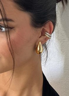 Achieve the ultimate statement accessory with these stylish Bigger The Better Tear Drop Earrings! With 18k gold plating, they'll add an elegant touch to any outfit and have heads turning in no time. Keep it chic and classy! • Size: 31mm x 17mm• Weight: 0.43oz Material: 18K Gold Plated over Stainless Steel. Finished with anti-tarnish processing (allergic skin safe + nickel and lead-free). Does not tarnish. Gold Earrings Aesthetic, Earrings Outfit, Chunky Gold Hoop Earrings, Chunky Hoop Earrings, Chunky Earrings, Classy Jewelry, Jewelry Lookbook, Trendy Earrings, Girly Jewelry