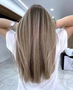 Ashy Babylights On Brown Hair, White Skin Hair Color Ideas, Balayage Frizura Blonde, Hair Texture Idea, Dark Blonde Ash Hair, Blond Highlights On Brown Hair Straight, Light Frosted Brown Hair, Highlights On Brown Hair Straight, Light Brown Hair With Highlights Ashy