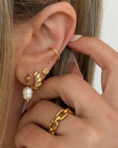 Maddie Earrings Evry Jewels, Jewelry Accessories Ideas, Dope Jewelry, Jewelry Essentials, Jewelry Lookbook, Stacked Jewelry, Ear Rings, Girly Jewelry, Jewelry Inspo