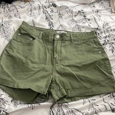 Green Jean Shorts With Stretch Size 10 Us. Never Worn Just Been Setting In My Closet. Cheap Green Beachy Bottoms, Darwin Costume, Green Jean Shorts, Grunge Shorts, Miss Me Shorts, Costume Inspo, Stretch Denim Shorts, Black Jean Shorts, Zara Shorts