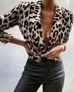 Regalos para amigas – bisuteriatendenciamujer Rock N Roll Style, Leopard Blouse, Rock Chic, Talking Heads, Celebrity Street Style, Black Women Fashion, Fashion Black, 가을 패션, Street Chic