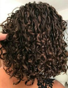 Baylage Curly, Curly Hair Coloring, Black Hair With Brown Highlights, Color Castaño, Highlights Curly, Dyed Curly Hair, Brown Curls, Brown Curly Hair