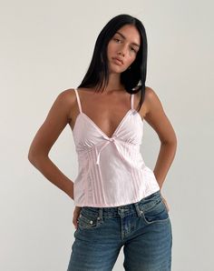 Jepuni Cami Top in Light Pink Poplin Summer Cami Tops, Fashion Girly, Light Pink Clothes, Feminine Style Summer, Y2k Cami Top, Feminine Casual, Bodycon Midi Skirt, Red Jeans, Summer Bodycon Dress