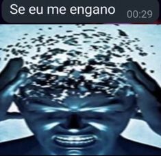 a man with his hands on his head and the words, see eu me enganoo