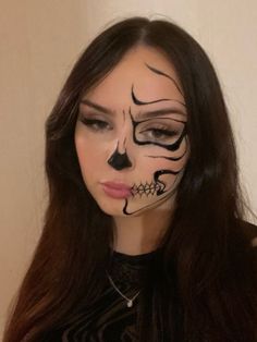 Simple Half Skeleton Makeup, Skeleton Makeup Easy Half Face, Half Face Skeleton Makeup Tutorial, Half Painted Face Halloween, Halloween Makeup Looks Half Face, Skeleton Costume Makeup Simple, Skull Face Halloween Costume, Skeleton Makeup Half Face Simple, Hawollen Makeup