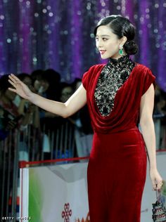 Tadashi Shoji The red velvet with the back in the front Glamour Goth, Prom Dress 2014, Fan Bingbing, Bollywood Pictures, Quirky Style, Prom Dresses 2015, Short Prom Dress, 2014 Fashion