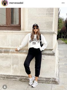 Comfy Movie Night Outfit, Comfy Movie Night, Movie Night Outfit, Outfits For College, Sporty Chic Outfits, Casual Sporty Outfits, Street Style Outfits Casual, Outfit Sporty, Disney 2023