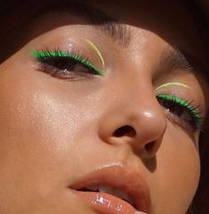 Pops Of Color Makeup, Two Tone Eyeliner, Water Eyeliner Looks, Pastel Eyeliner Looks, Colorful Eyeliner Looks, Fun Eyeliner Looks, Crazy Make Up, Smink Inspiration, Makijaż Smokey Eye