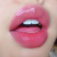 How to Achieve Soft and Plump Lips: A Simple Guide to Lip Care" #lipgloss #lipcare #lipstickcolorsneutral Fuller Lips Naturally, Beauty Goals, Glossy Lips, روتين العناية بالبشرة