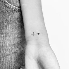 an arrow tattoo on the wrist is shown in this black and white photo, it looks like