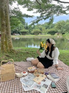 Picnic Outfit Ideas Picnic Posing Ideas, Garden Picnic Photoshoot Ideas, Picnic Photoshoot Outfit Ideas, Picnic Poses Ideas, Picnic Photo Shoot Ideas, Picnic Aesthetic Poses, Lake Date Outfit, Girls Picnic Outfit Ideas, Picnic Pics Ideas