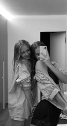 Mirror Pics Best Friends, Mirror Poses For Best Friends, Mirror Pose With Bestie, Best Friend Poses Mirror, Pics With Bestie Photo Ideas, Mirror Poses With Bestie, Bff Photos Aesthetic, Best Friend Mirror Pics, Mirror Pics With Bestie