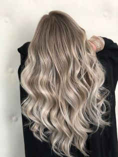 Pearl Ash Blonde Hair Balayage, Root Melt Balayage Blonde, Ash Blonde Balayage 2023, Par Blond Ombre, Contrast Hair Color Blondes, Rich Blonde Hair Color, Rooted Ash Blonde Hair, Balage Hair Blonde Balayage Highlights, Baliage Hair Blond