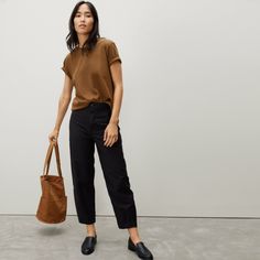 A military-inspired pant that’s comfortable enough to lounge around in. The Fatigue Barrel Pant is complete with an extra-high rise, side button detailing, patch pockets, and a cool curved leg. Plus, it’s made of a premium blend of organic cotton and ultra-breathable linen, which gives it a structured look and a soft broken-in feel. So you can stay “at ease.” Everlane Outfit, Drape Pants, 21st Dresses, Wide Leg Cropped Pants, Work Wardrobe, Work Outfits, Work Fashion, Straight Leg Pants, Capsule Wardrobe