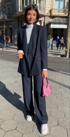 Feminine Suit Outfit, Women Navy Suit, Suit With Sneakers Women, Smart Casual Work Outfit Women, Suits And Sneakers, Work Outfits Women Office, Jacket Outfit Women, Blazer Bleu, Office Wear Women