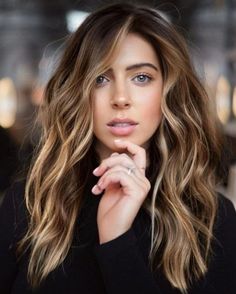 3. Warm Brown Hair with Blonde Highlights. This lovely picture shows a high-contrast blonde and brown hair combination where honey blonde face-framing pieces merge with lavish highlights throughout the mid-shaft and ends. Partial Blonde Highlights, Blonde Highlights Ideas, Warm Blonde Highlights, Chunky Blonde Highlights, Brown Hair With Blonde, Hair With Blonde Highlights, Warm Brown Hair, Highlights Ideas, Hair Color Options