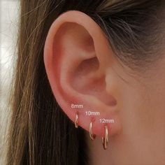 Our 10mm Rose Gold plated Sterling Silver sleeper hoops are the perfect everyday addition to your ears! ♥️ Real Sterling Silver Hoops ♥️ Hypoallergenic ♥️ The perfect, everyday hoops ♥️ Choose your size ♥️ 1.2mm thickness ♥️ Small and Easy to put in ♥️ Free gift bag included, ready for gifting straightaway  This listing is for 1 hoop earring, if you need a pair please buy 2  For any more questions - please message me x Free Shipping! (UK ONLY) 1st class to UK. Tracked & Signed to International Locations. Free Shipping! (UK ONLY) 1st class to UK. Tracked & Signed to International Locations. Please select TRACKED delivery to UK for Guaranteed delivery.  By using the free 1st class large letter postage you are agreeing that I am not responsible for lost items in the post. Please be aware that Ušný Piercing, Piercings Oor, Bijoux Piercing Septum, Piercings Bonitos, Minimalist Ear Piercings, Ear Peircings, Cool Ear Piercings, Pretty Ear Piercings, Cute Ear Piercings