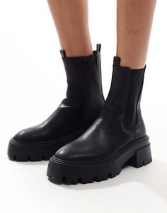 Skor från Schuh Ett par som funkar året runt Hälflik för enkel påtagning Rund tå Grov sula Skårad sula Black Winter Boots Chunky, Black Chunky Boots For Winter, Chunky Black Boots For Streetwear, Chelsea Boots Plateau, Selected Femme Chunky Boots, City Break Outfit, Sacs Tote Bags, Chunky Ankle Boots, 2024 Style