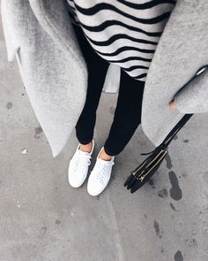 MINIMAL + CLASSIC: Nili Lotan coat, A.P.C. sneakers & Céline trio. Via Mija Minimal Stil, Minimalist Moda, Mode Tips, Paris Mode, Blazer Outfit, Grey Coat, Outfit Trends, Mode Inspo, Sneakers Outfit