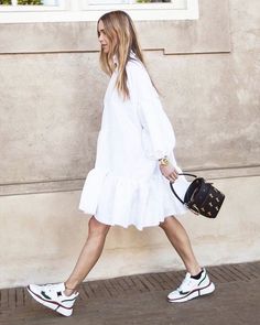 All White Outfits Aesthetic Summer Style: Smock Dress and White Trainers with Chloe Bag Street Style Blog, All White Outfit, Skirt Trends, Sport Chic, Fashion People, Street Style Inspiration, Mode Inspo, Sporty Chic, 가을 패션