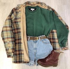 Green Crew Neck, Windy Day, Bottle Green, Mode Inspo, Look Vintage, Mode Vintage, Retro Outfits, Fall Winter Outfits