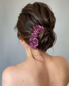 Bun Hairstyles For Long Hair Indian, Messy Bun With Flowers Indian, Low Bun With Gajra, Low Bun Wedding Hair Indian, Messy Bun For Wedding Indian, Wedding Hairstyles Hair Up, Hairstyles For Curly Hair For Wedding, Hair Do With Flowers, Bun With Flowers Hairstyle