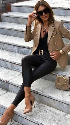 Khaki Blazer Outfit, Mode Over 50, Blazer Street Style, Khaki Blazer, Blazer Outfits For Women, Mode Casual, Looks Black, Casual Work Outfits, Looks Chic